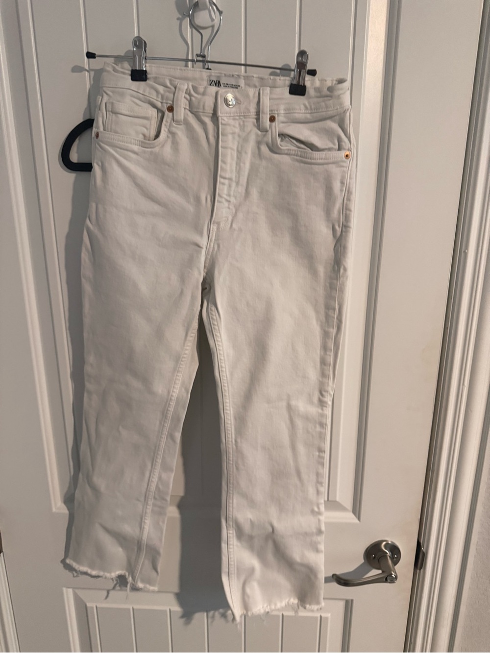 ZARA White Straight-Leg Jeans – Raw Frayed Hem – Size 6